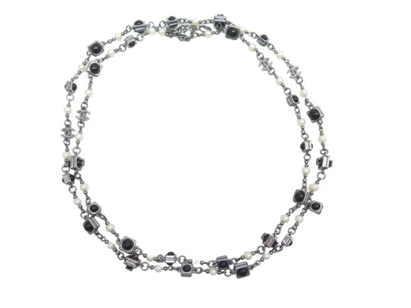 collier chanel sautoir perles noires et blanches logo