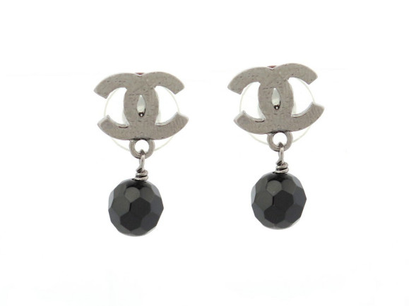  boucles d oreilles chanel logo cc perle noire