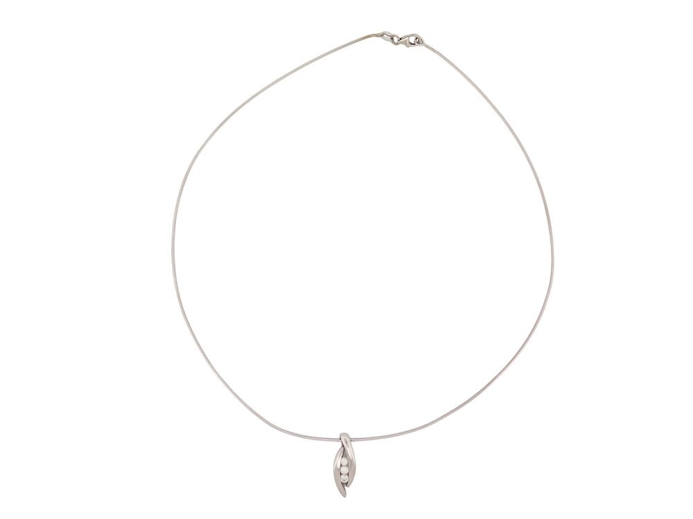 collier avec pendentif diamants en or blanc