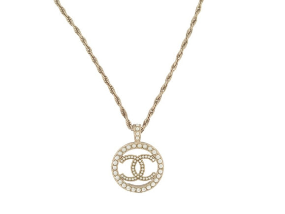  collier chanel pendentif logo cc strass en metal