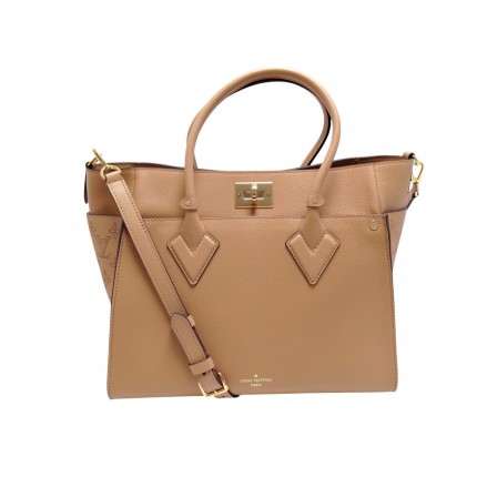 NEUF SAC A MAIN CABAS LOUIS VUITTON CABAS ON MY SIDE GM M22226 BANDOULIERE 4400€