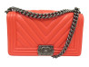 sac a main chanel boy medium cuir chevron corail