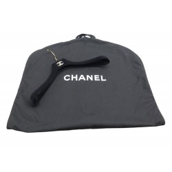 LOT HOUSSE A VETEMENTS PR VESTE CHANEL + CINTRE LOGO CC NOIR GARMENT BAG HANGER