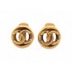 VINTAGE BOUCLES D'OREILLES CHANEL LOGO CC A CLIPS EN METAL DORE GOLDEN EARRINGS