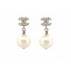 BOUCLES D'OREILLES CHANEL LOGO CC EN STRASS & PERLE PENDANTE BOITE EARRINGS 790€