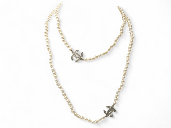 collier chanel sautoir perles strass et logo cc