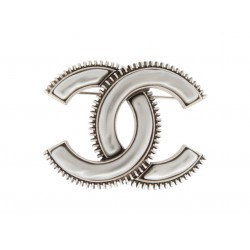 NEUF BROCHE CHANEL LOGO CC NACRE GRISE 2024 EN METAL ARGENTE + BOITE BROOCH 750€