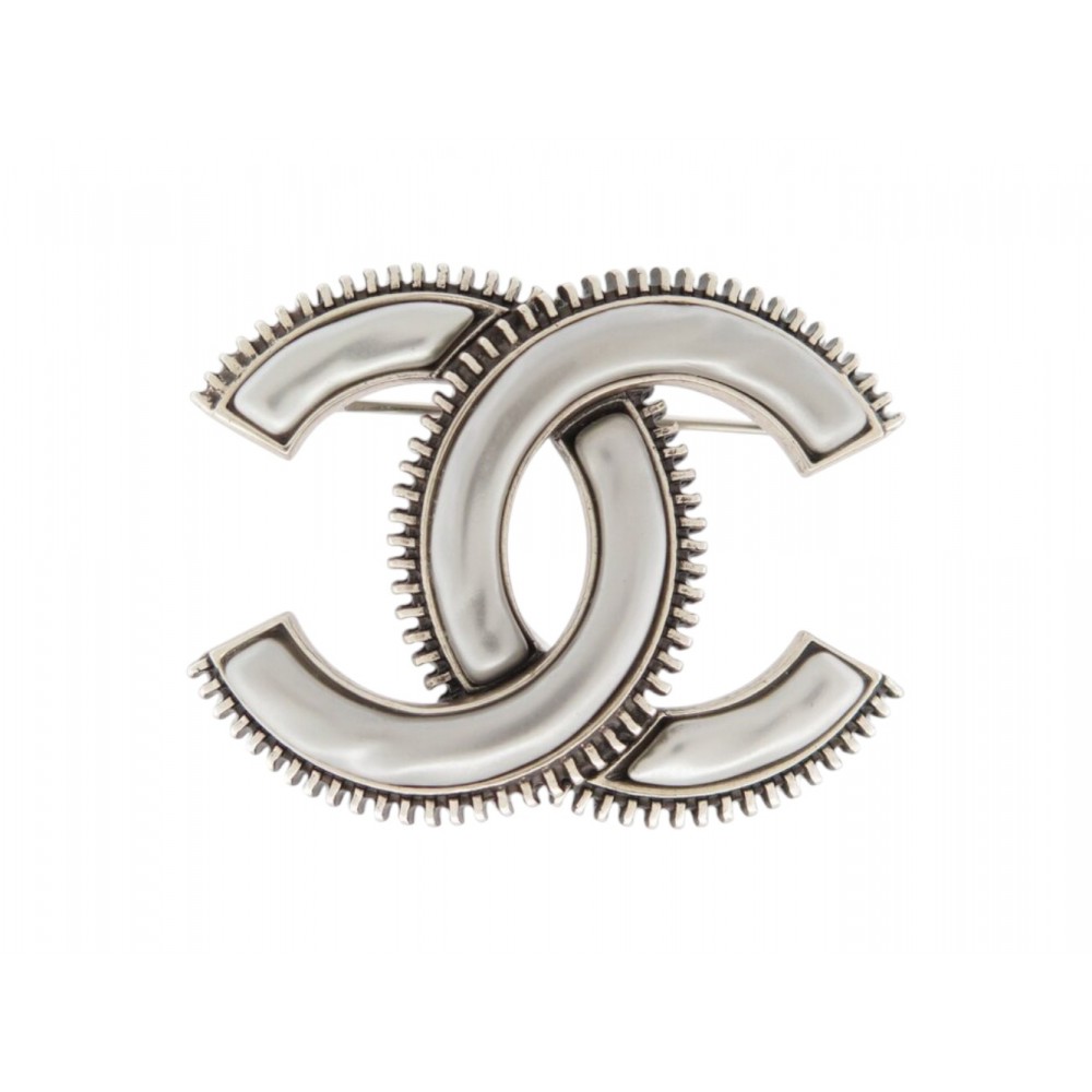 NEUF BROCHE CHANEL LOGO CC NACRE GRISE 2024 EN METAL ARGENTE + BOITE BROOCH 750€