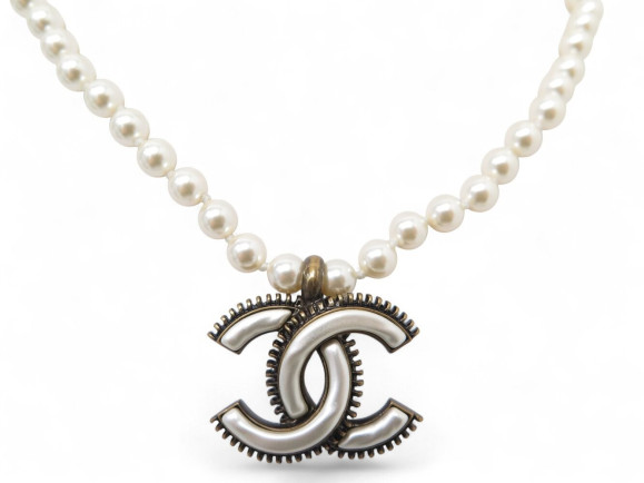  collier chanel logo cc nacre et perles 35 49.5 cm