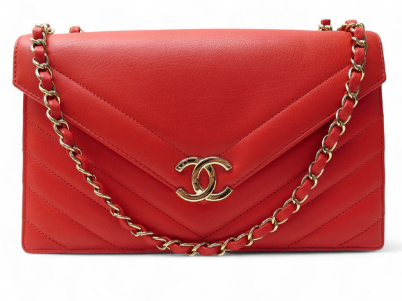 sac a main chanel enveloppe en cuir chevron rouge
