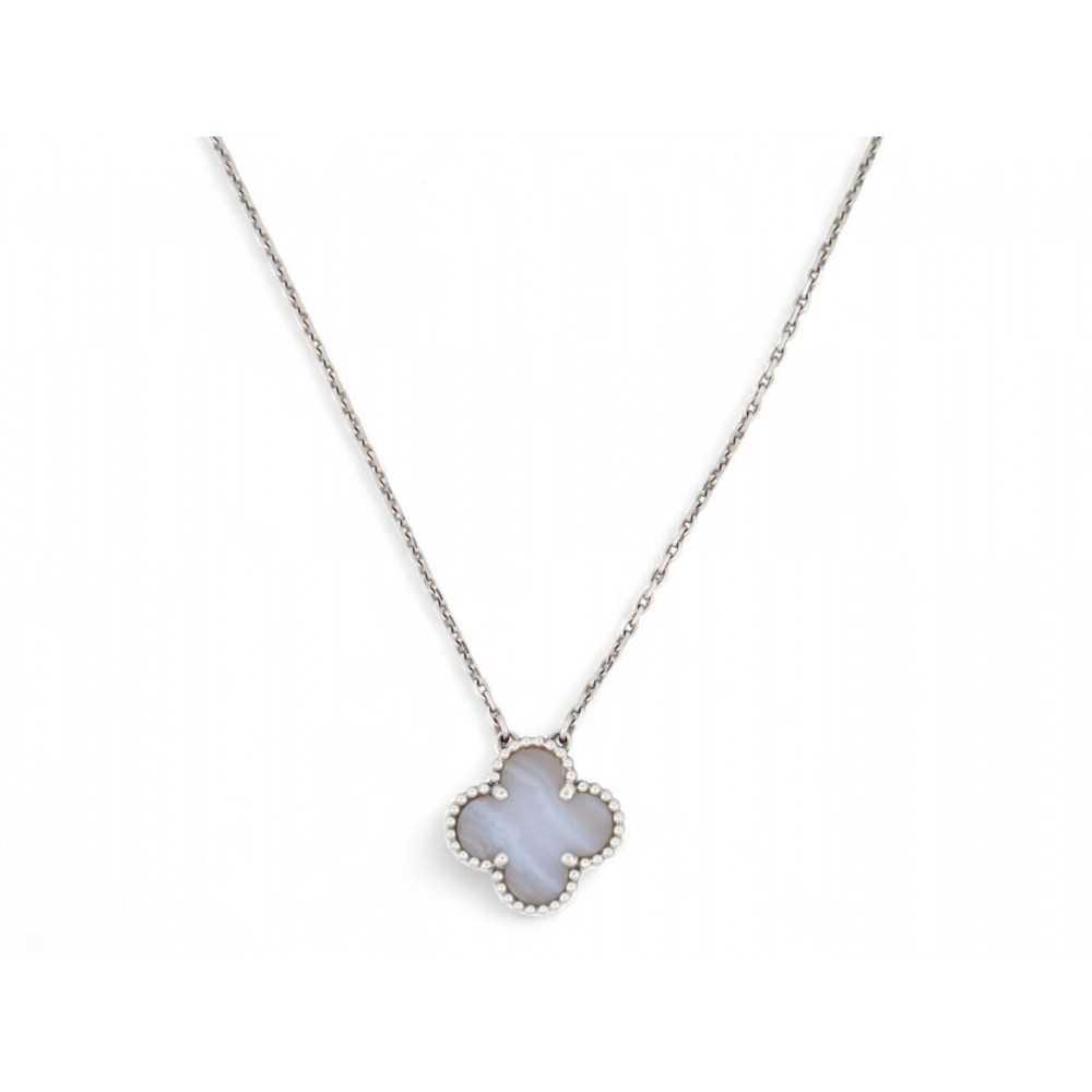 COLLIER VAN CLEEF & ARPELS ALHAMBRA VINTAGE CALCEDOINE VCARD34900 OR BLANC 3700€
