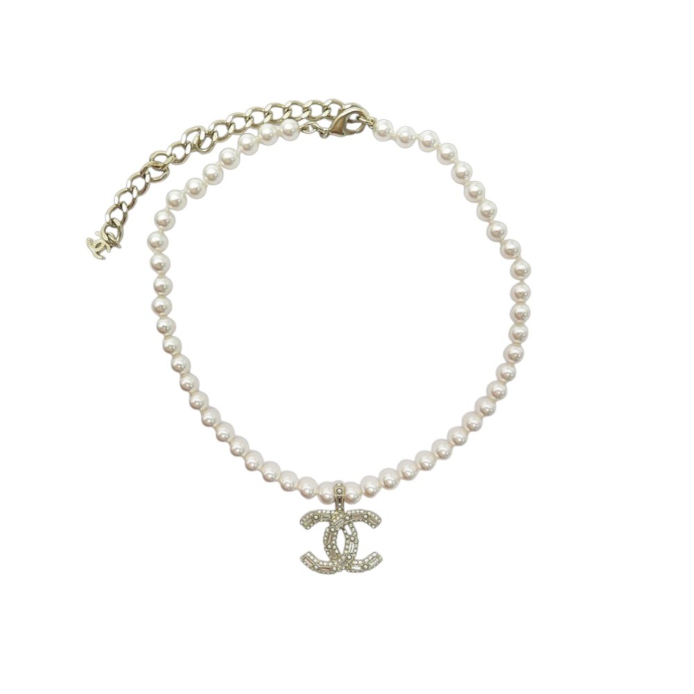 NEUF COLLIER CHANEL LOGO CC 2024 EN PERLES ET METAL DORE PEARLS NECKLACE 1290€