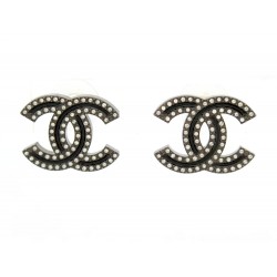 NEUF BOUCLES D'OREILLES CHANEL LOGO CC GRIS & STRASS CLOUS 2021 EARRINGS 680€