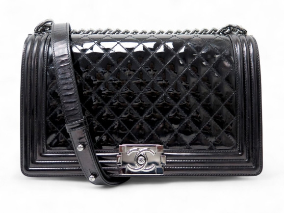 sac a main chanel grand boy en cuir matelasse vernis
