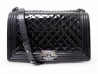 sac a main chanel grand boy en cuir matelasse vernis