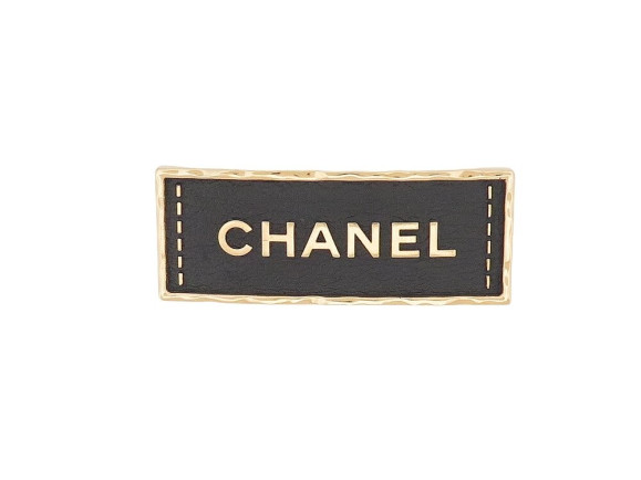  broche chanel plaque logo cuir metal dore leather