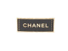  broche chanel plaque logo cuir metal dore leather