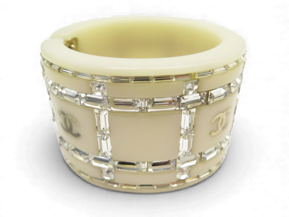 bracelet chanel manchette resine creme strass