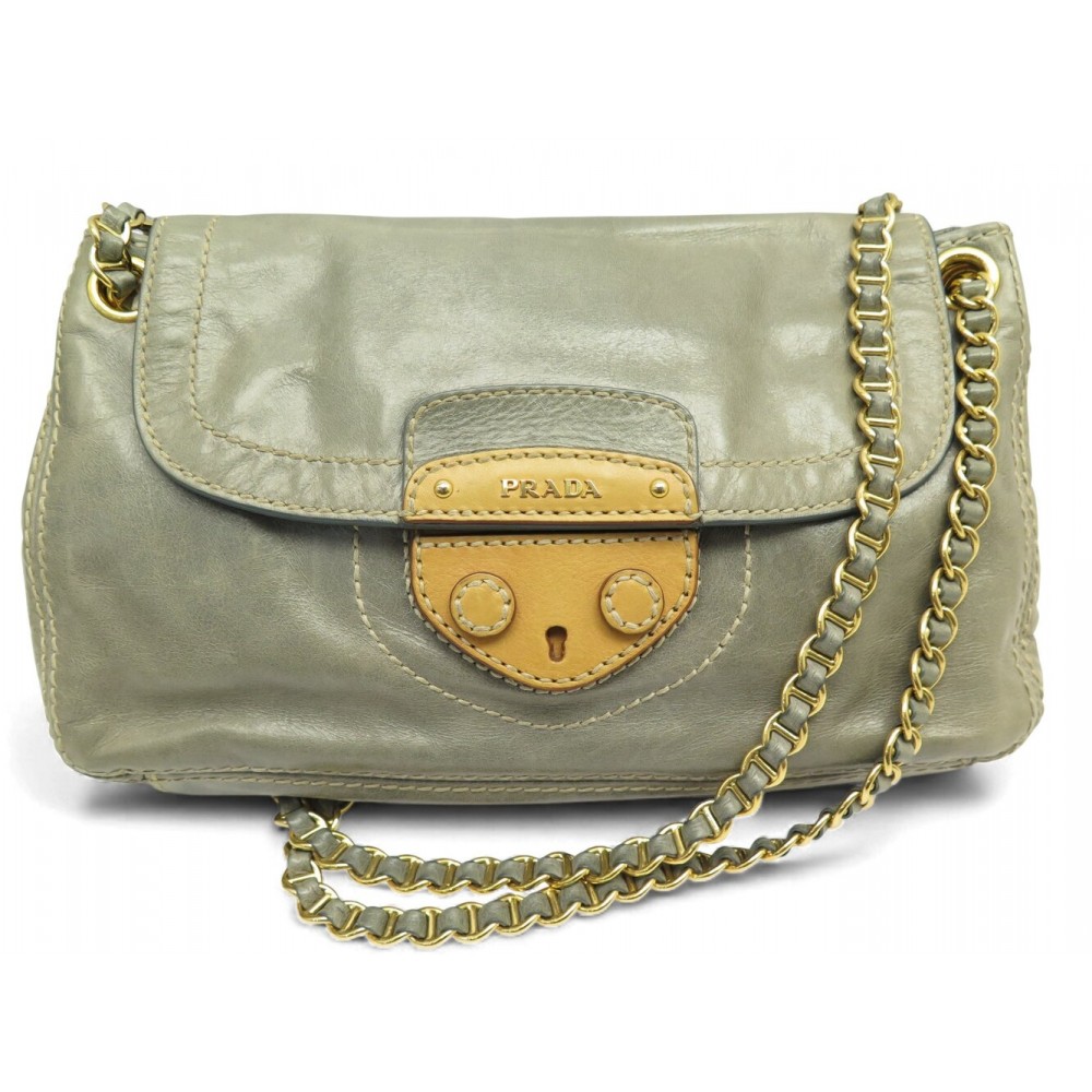 SAC A MAIN PRADA A RABAT EN CUIR VITELLO VERT CLAIR BANDOULIERE FLAP BAG 2600€