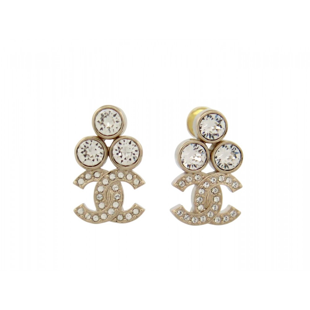 NEUF BOUCLES D OREILLES CHANEL AVEC LOGO CC METAL ET STRASS 2023 EARRINGS 740€