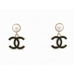 NEUF BOUCLES D'OREILLES CHANEL PENDANTES LOGO CC & PERLES STRASS EARRINGS 750€