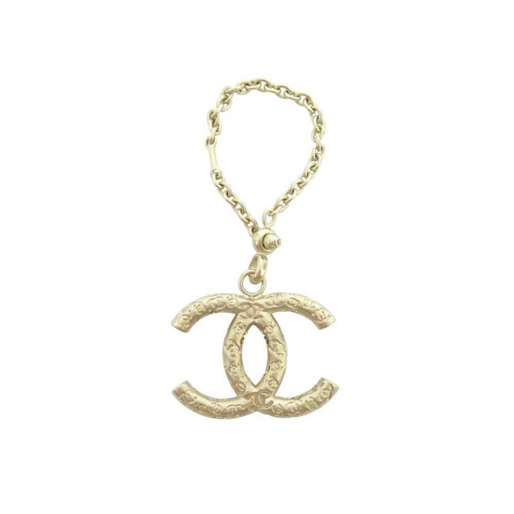 NEUF RARE PORTE CLES CHANEL LOGO CC EMBOSSE CC EN METAL DORE QUILTED KEY RING