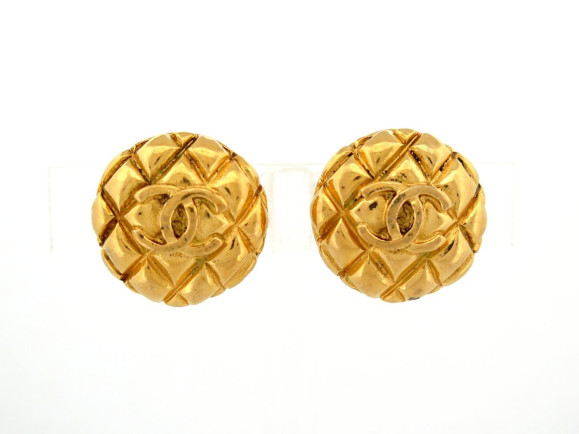 boucles d'oreilles chanel matelassee logo cc