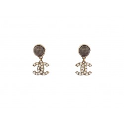 BOUCLES D'OREILLES CHANEL CLOUS PENDANTES LOGO CC STRASS & PERLES EARRINGS 700€