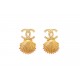 NEUF BOUCLES D'OREILLES CHANEL ABA063 COQUILLAGE LOGO CC DORE SHELL EARRING 890€