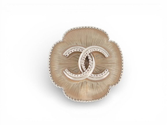  broche chanel fleur logo cc metal argente laque