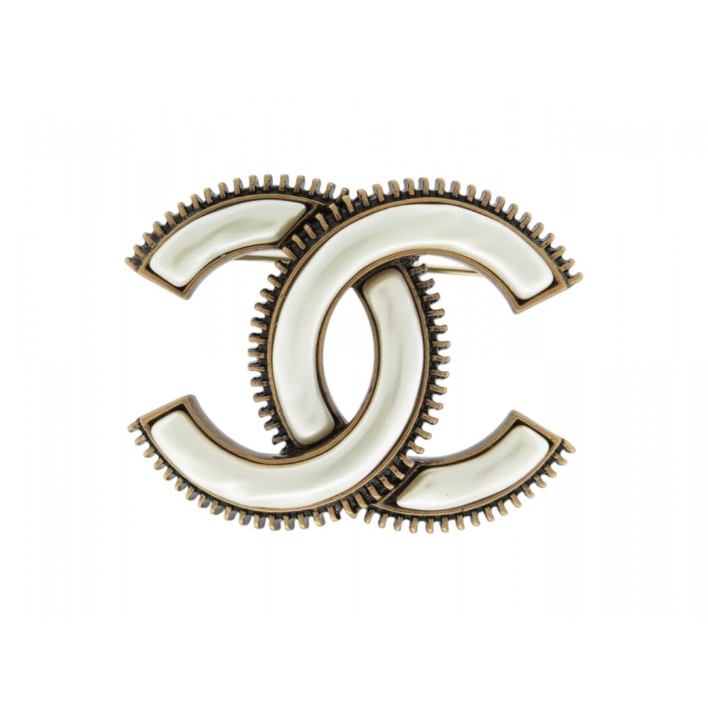 NEUF BROCHE CHANEL LOGO CC NACRE BLANCHE 2024 EN METAL DORE + BOITE BROOCH 750€