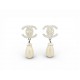 VINTAGE BOUCLES D'OREILLES CHANEL PERLES PENDANTES 1996 LOGO CC EN METAL ARGENTE