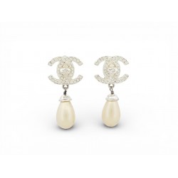 VINTAGE BOUCLES D'OREILLES CHANEL PERLES PENDANTES 1996 LOGO CC EN METAL ARGENTE
