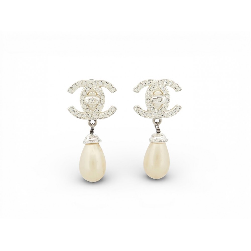 VINTAGE BOUCLES D'OREILLES CHANEL PERLES PENDANTES 1996 LOGO CC EN METAL ARGENTE