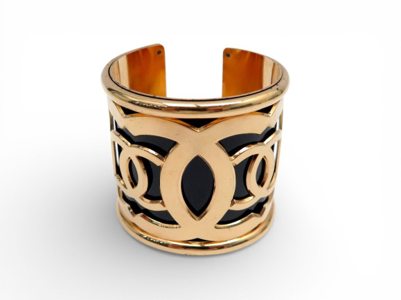 bracelet chanel manchette logo cc 1960 1970 en
