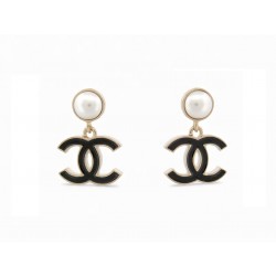 NEUF BOUCLES D'OREILLES CHANEL PENDANTES LOGO CC & PERLES STRASS EARRINGS 750€