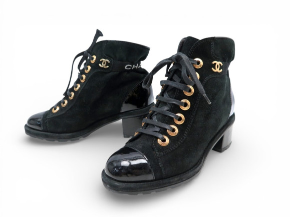 bottines chanel g27001 a talons en cuir verni daim