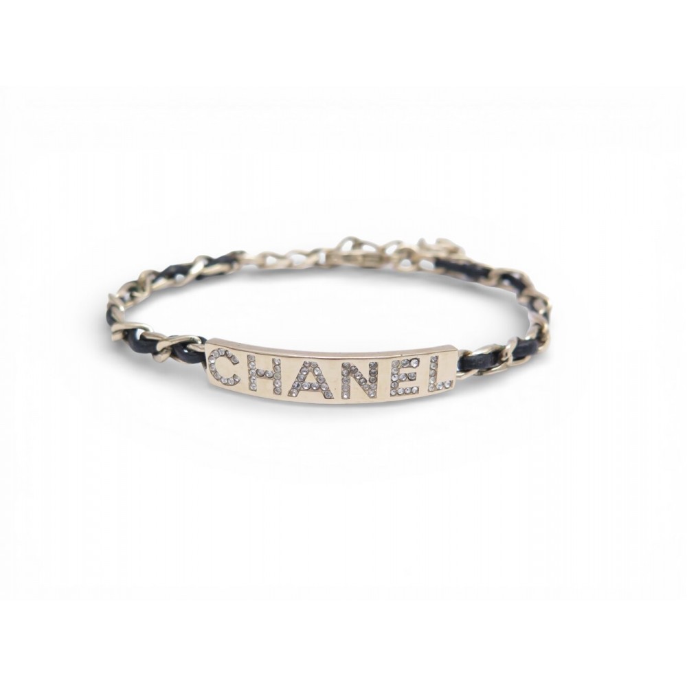 BRACELET CHANEL GOURMETTE CHAINE ENTRLEACEE LOGO STRASS METAL CUIR BANGLE 1300€