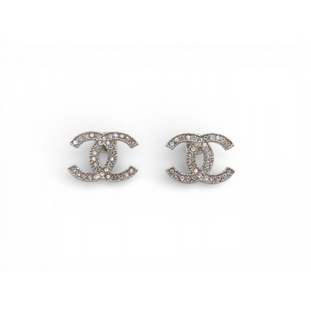 BOUCLES D'OREILLES CHANEL LOGO CC & STRASS EN METAL ARGENTE SILVER EARRINGS 650€
