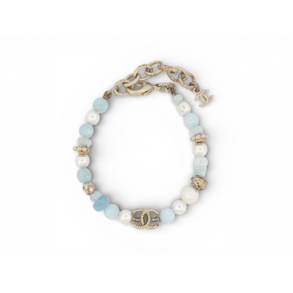 BRACELET CHANEL PIERRES ET PERLES LOGO CC STRASS EN METAL DORE 2018 +BOITE 750€