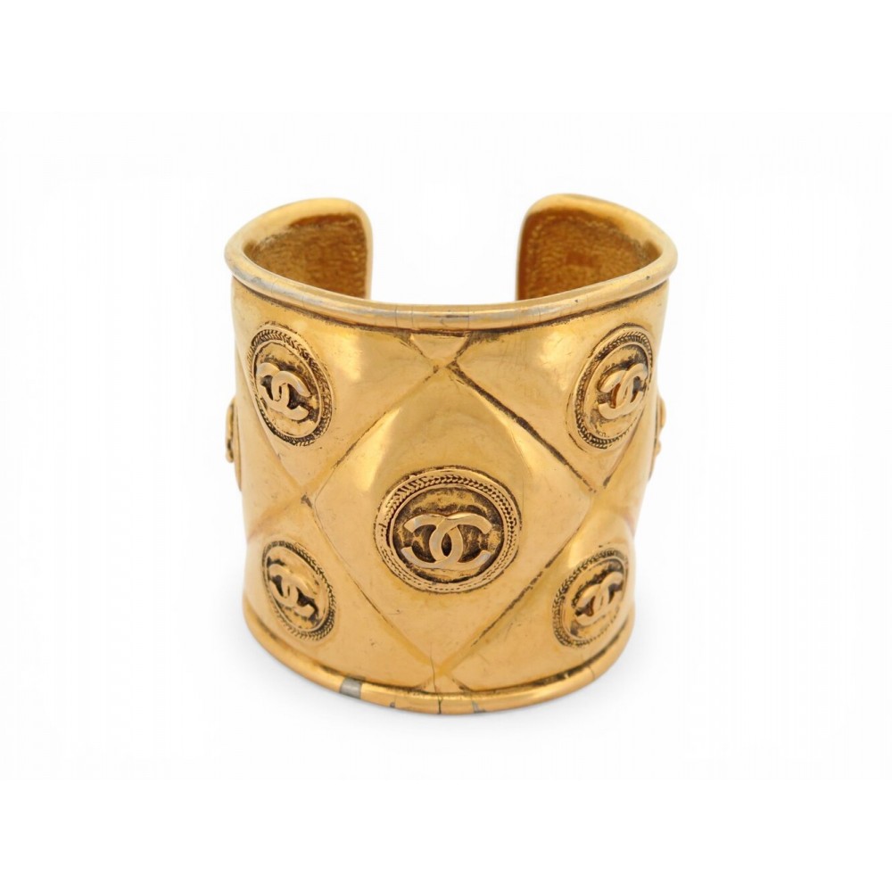 VINTAGE BRACELET CHANEL MANCHETTE OUVERTE MATELASSEE LOGO CC 18 CM DORE BANGLE