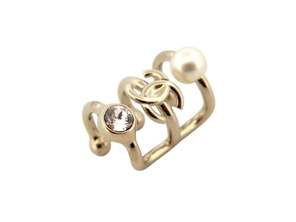  1 boucle d'oreille chanel ear cuff logo cc perle
