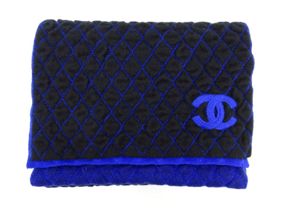 echarpe chanel logo cc en cachemire noire bleue