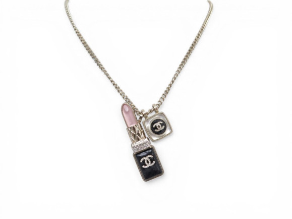  collier chanel pendentifs logo cc rouge a levre