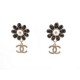 NEUF BOUCLES D'OREILLES CHANEL FLEUR & LOGO CC METAL DORE FLOWER EARRINGS 645€
