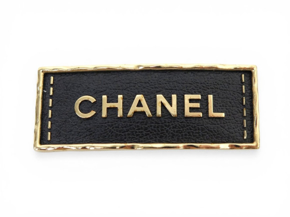 broche chanel plaque logo cuir metal dore leather