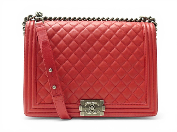 sac a main chanel grand boy en cuir matelasse rouge