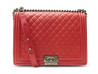 sac a main chanel grand boy en cuir matelasse rouge