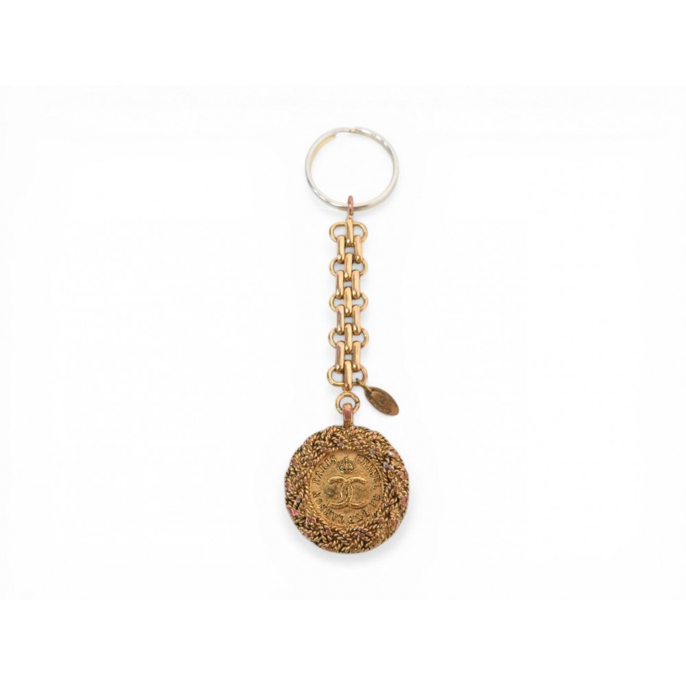 VINTAGE PORTE CLES CHANEL MEDAILLON CAMBON LOGO CC 1990 PLAQUE OR DORE KEY RING