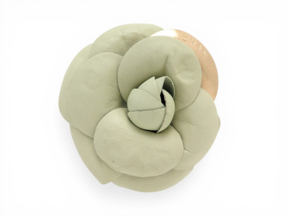  broche chanel camelia montaigne en cuir vert